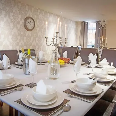 Hébergement de vacances Huge 12 Bedroom Sleep 24 Luxury With 2 Hot Tubs