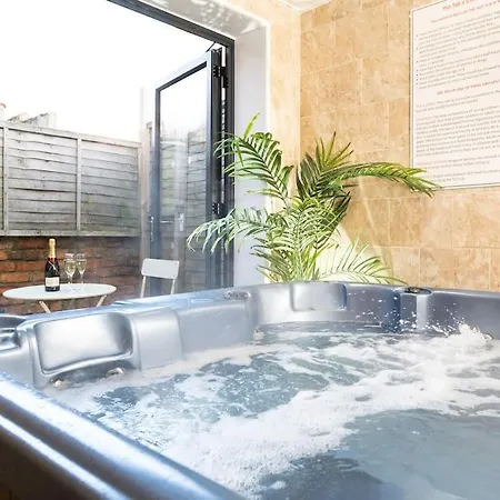 Hébergement de vacances Huge 12 Bedroom Sleep 24 Luxury With 2 Hot Tubs Scarborough