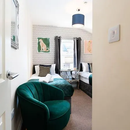 Huge 12 Bedroom Sleep 24 Luxury With 2 Hot Tubs * Scarborough