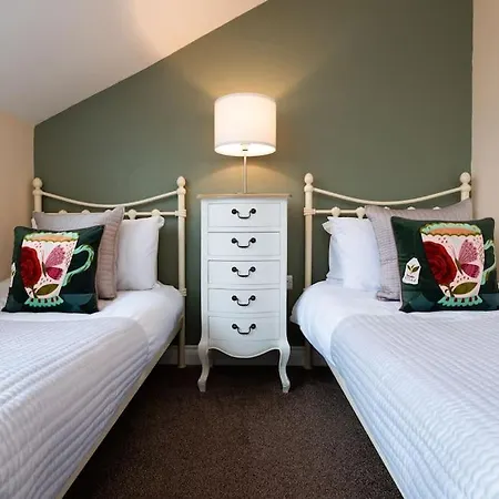 Huge 12 Bedroom Sleep 24 Luxury With 2 Hot Tubs Holiday home