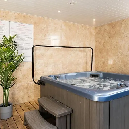 Huge 12 Bedroom Sleep 24 Luxury With 2 Hot Tubs