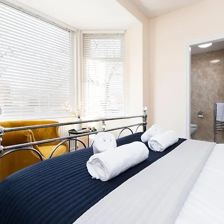 Huge 12 Bedroom Sleep 24 Luxury With 2 Hot Tubs * Scarborough