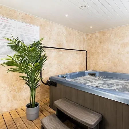 Huge 12 Bedroom Sleep 24 Luxury With 2 Hot Tubs Semesterbostad *