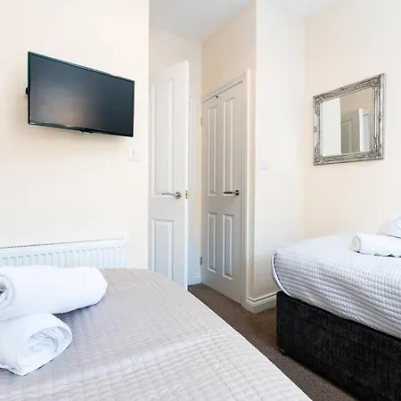 Huge 12 Bedroom Sleep 24 Luxury With 2 Hot Tubs Holiday home *