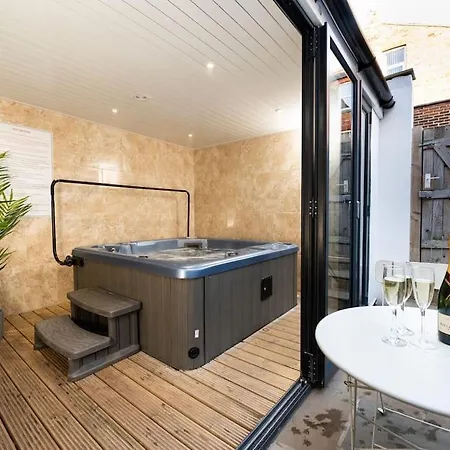 Holiday home Huge 12 Bedroom Sleep 24 Luxury With 2 Hot Tubs