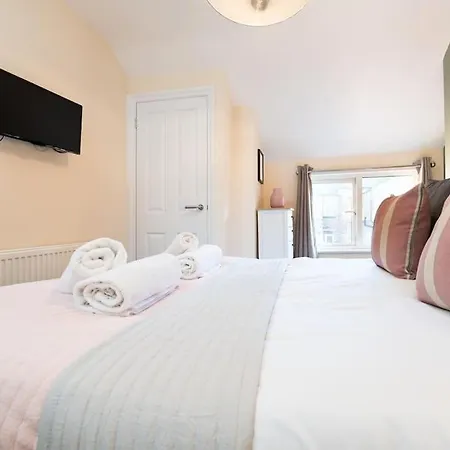 Huge 12 Bedroom Sleep 24 Luxury With 2 Hot Tubs Holiday home *