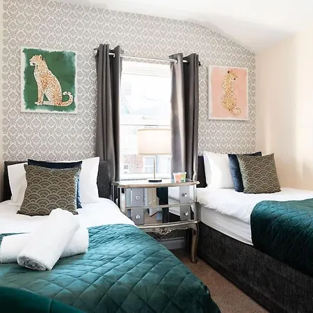 Huge 12 Bedroom Sleep 24 Luxury With 2 Hot Tubs * Scarborough