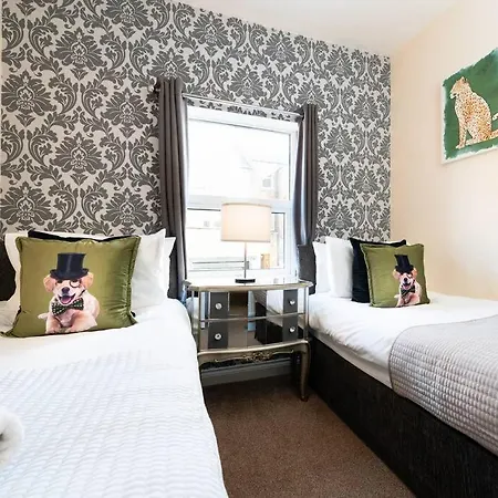 Huge 12 Bedroom Sleep 24 Luxury With 2 Hot Tubs Holiday home Scarborough