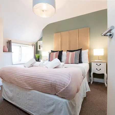 Holiday home Huge 12 Bedroom Sleep 24 Luxury With 2 Hot Tubs