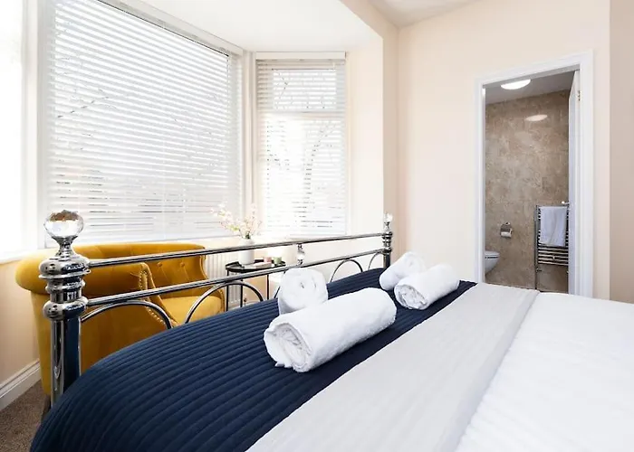 Huge 12 Bedroom Sleep 24 Luxury With 2 Hot Tubs * Scarborough