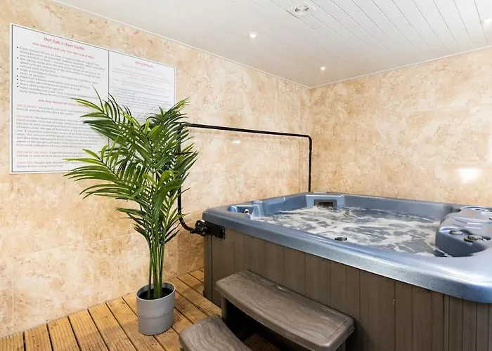 Huge 12 Bedroom Sleep 24 Luxury With 2 Hot Tubs Nyaraló *