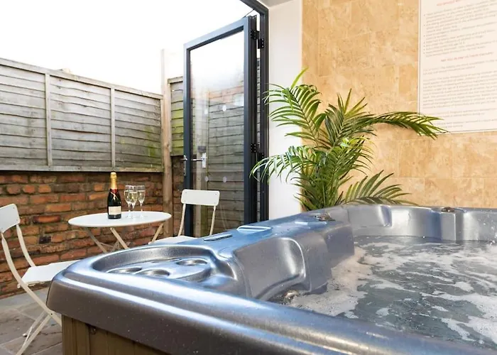 Huge 12 Bedroom Sleep 24 Luxury With 2 Hot Tubs Nyaraló Scarborough