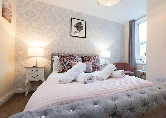 Huge 12 Bedroom Sleep 24 Luxury With 2 Hot Tubs Scarborough