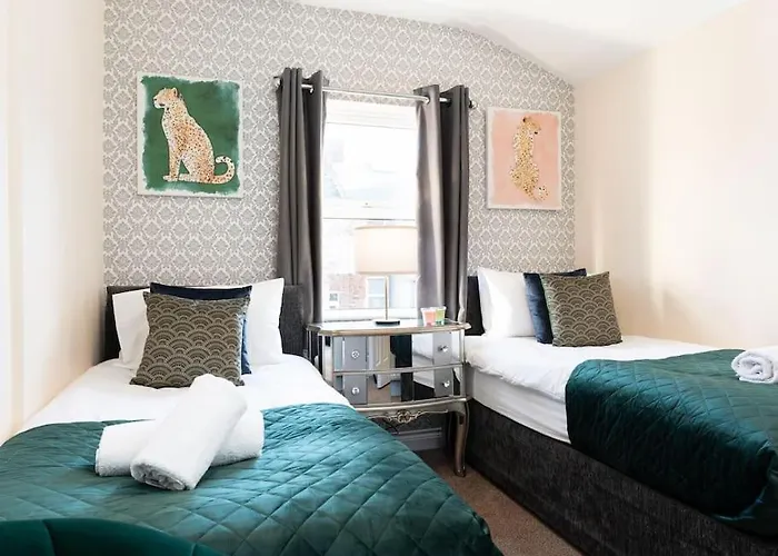 Huge 12 Bedroom Sleep 24 Luxury With 2 Hot Tubs * Scarborough