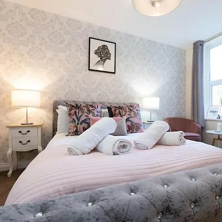 Huge 12 Bedroom Sleep 24 Luxury With 2 Hot Tubs スカーバラ